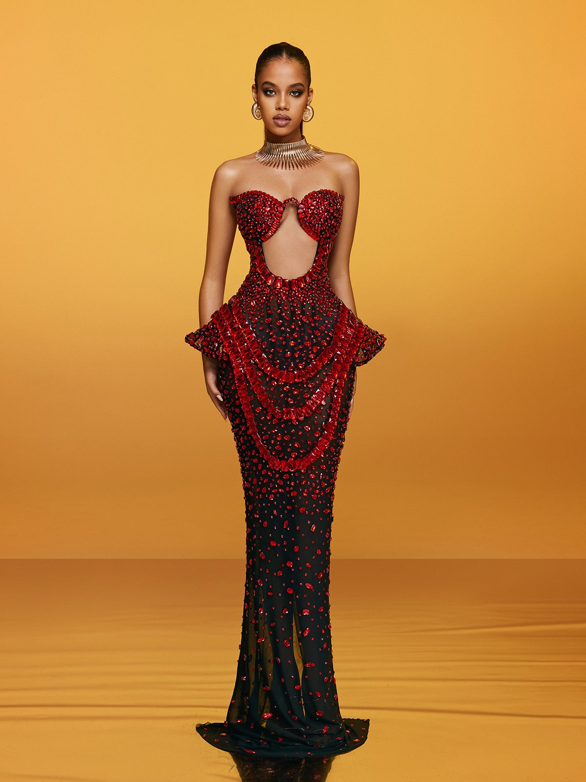 Vestido Maxi Sin Tirantes Arygon en Vino con Corte y Detalles de Cristales