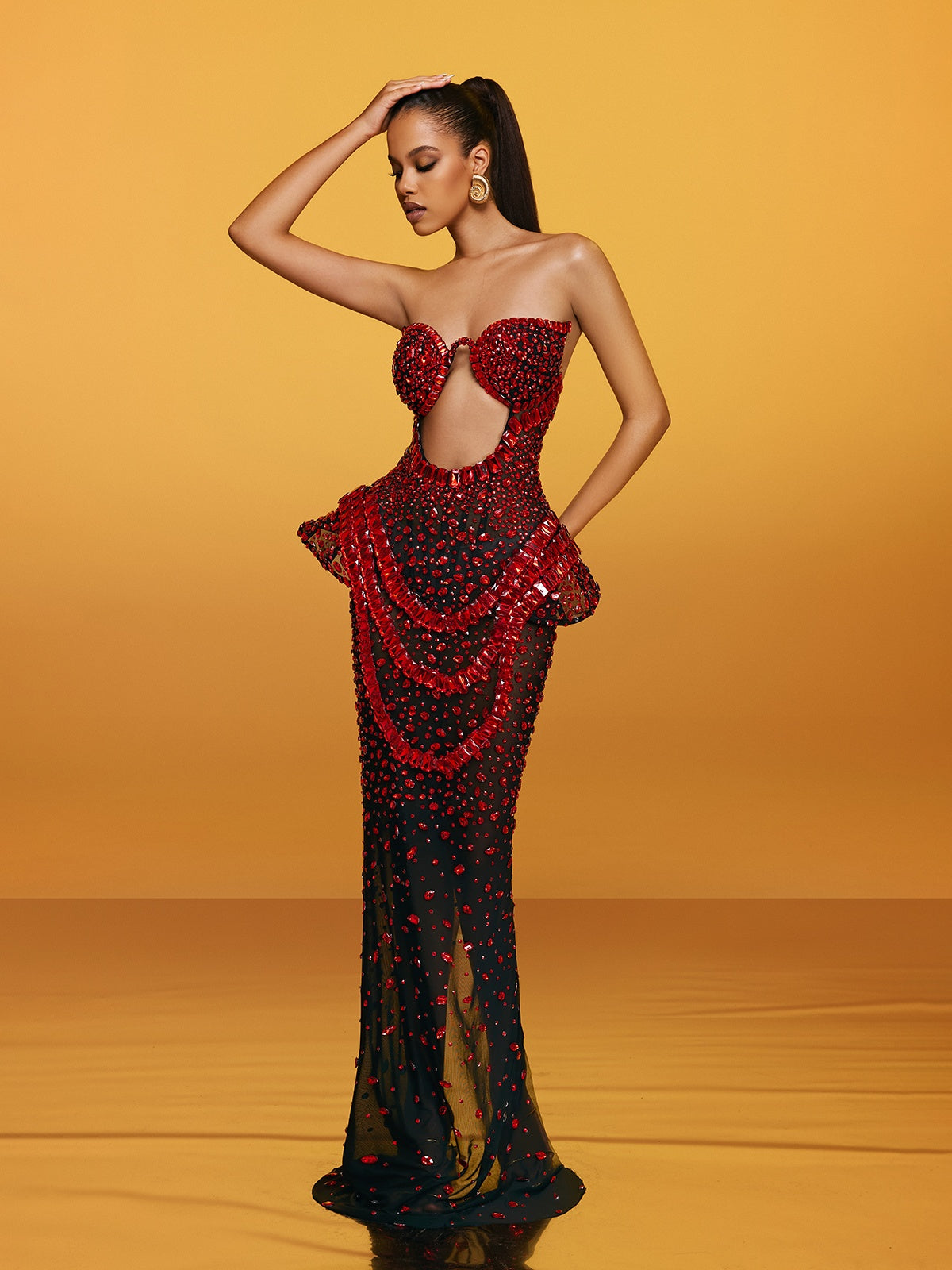 Vestido Maxi Sin Tirantes Arygon en Vino con Corte y Detalles de Cristales