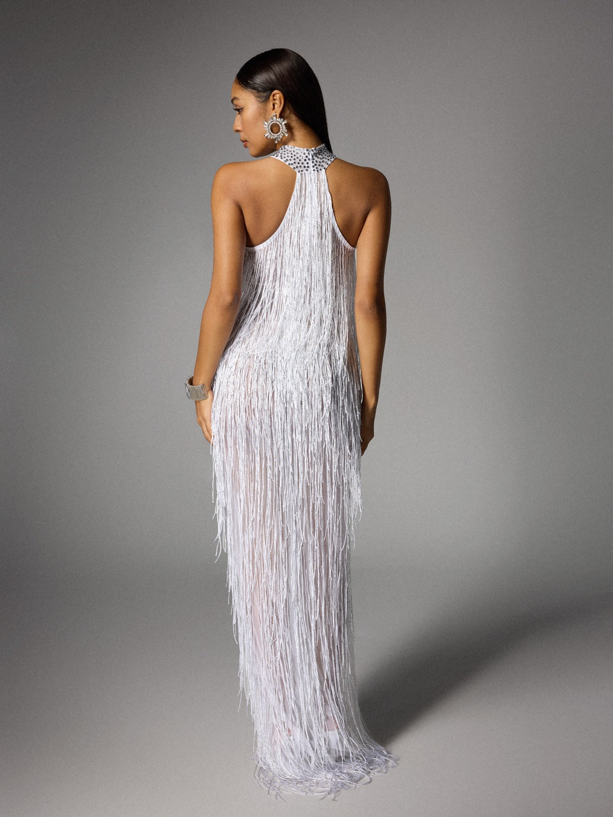 Vestido maxi blanco Elvrik con corte en la espalda y flecos
