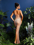 Vestido Largo Ombre Shawnette con Cuello Halter y Rhinestones en Blanco