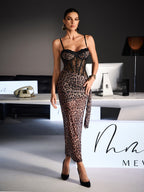 Vestido Largo de Encaje con Estampado de Leopardo y Tirantes Finos Xanriel en Color Marrón